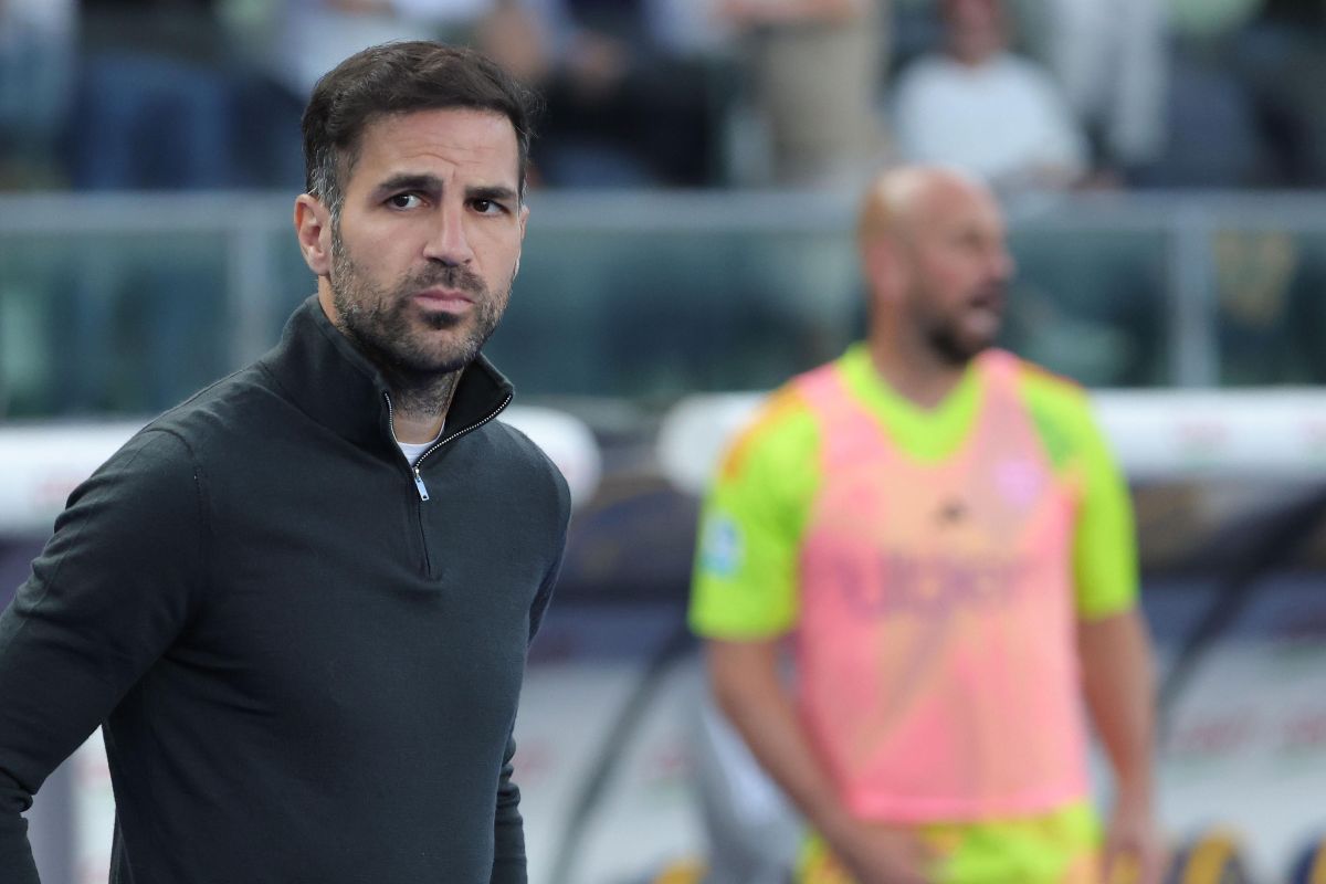 fabregas in panchina durante una partita