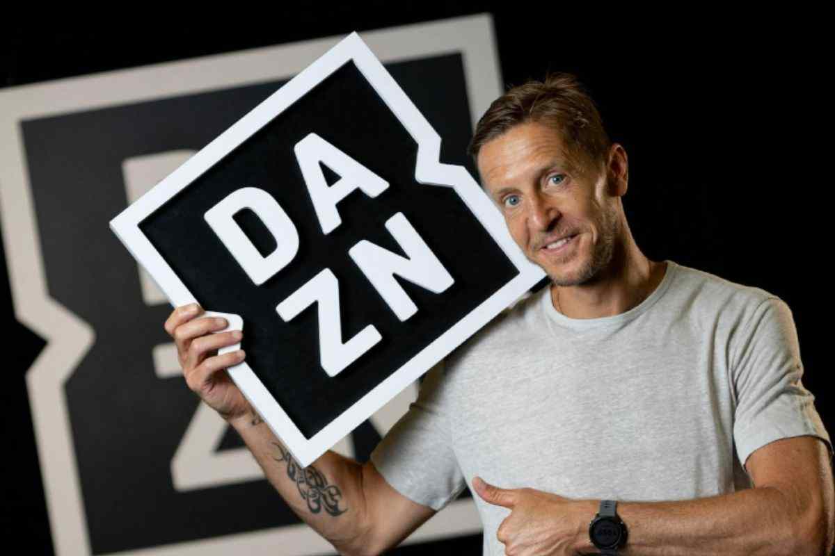 Massimo Ambrosini con logo dazn